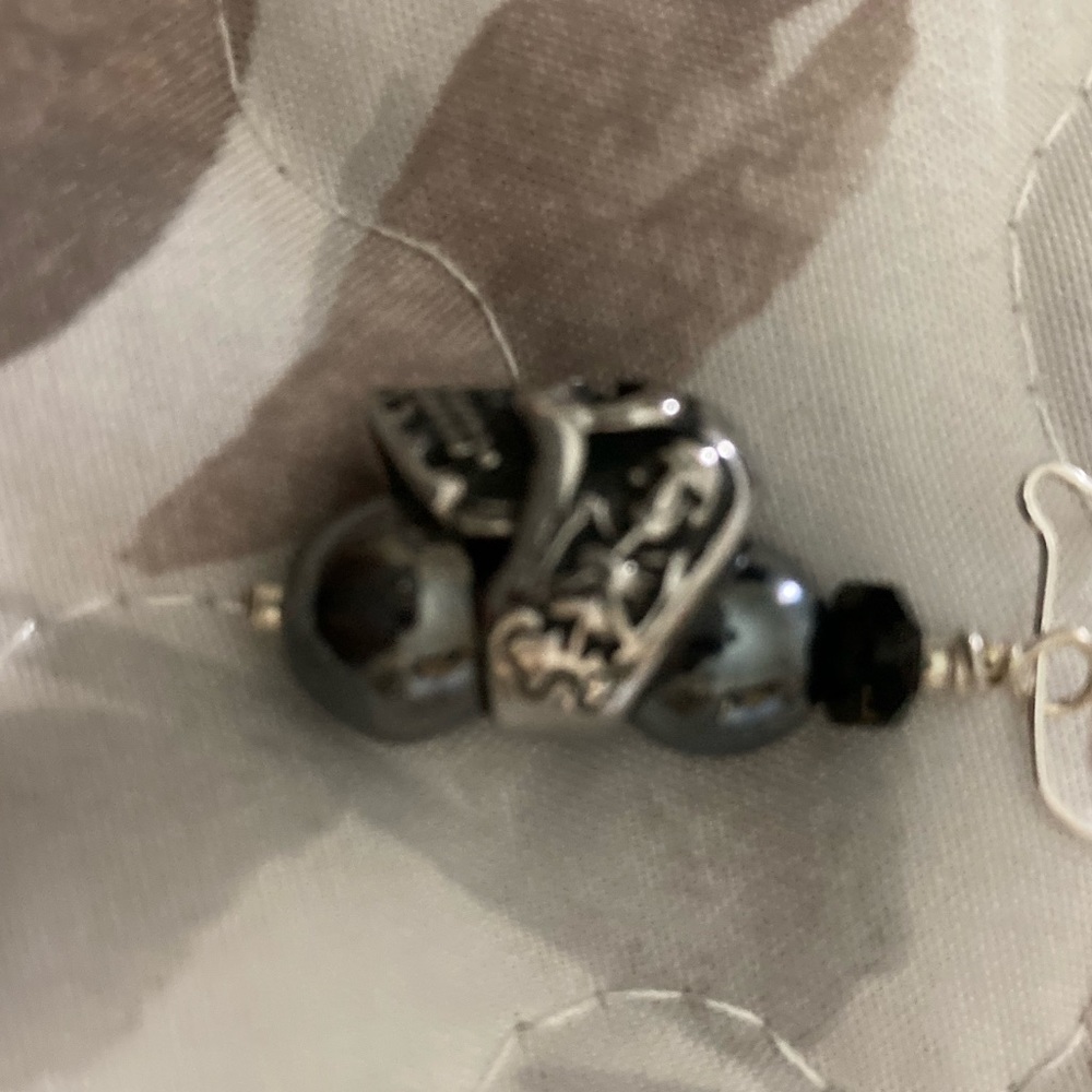 Skull Earrings - Picture 4 of 5